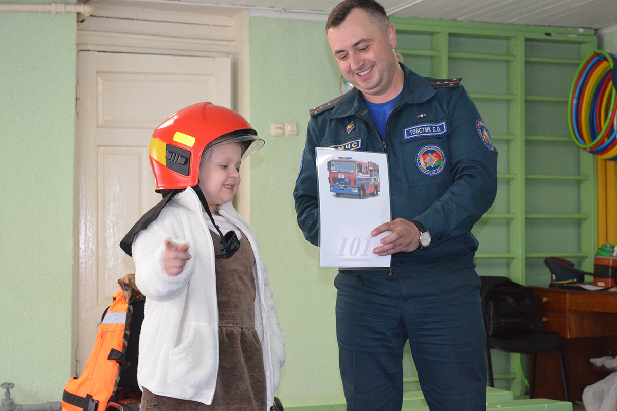 Уроки безопасности для малышей. Сотрудники МЧС Бобруйска сходили в детский сад