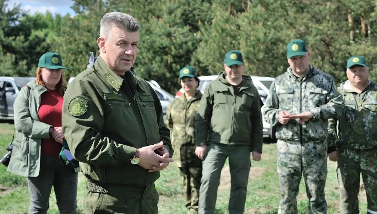 Министр лесного хозяйства Александр Кулик присоединился к посадке деревьев на территории Приберезинского края