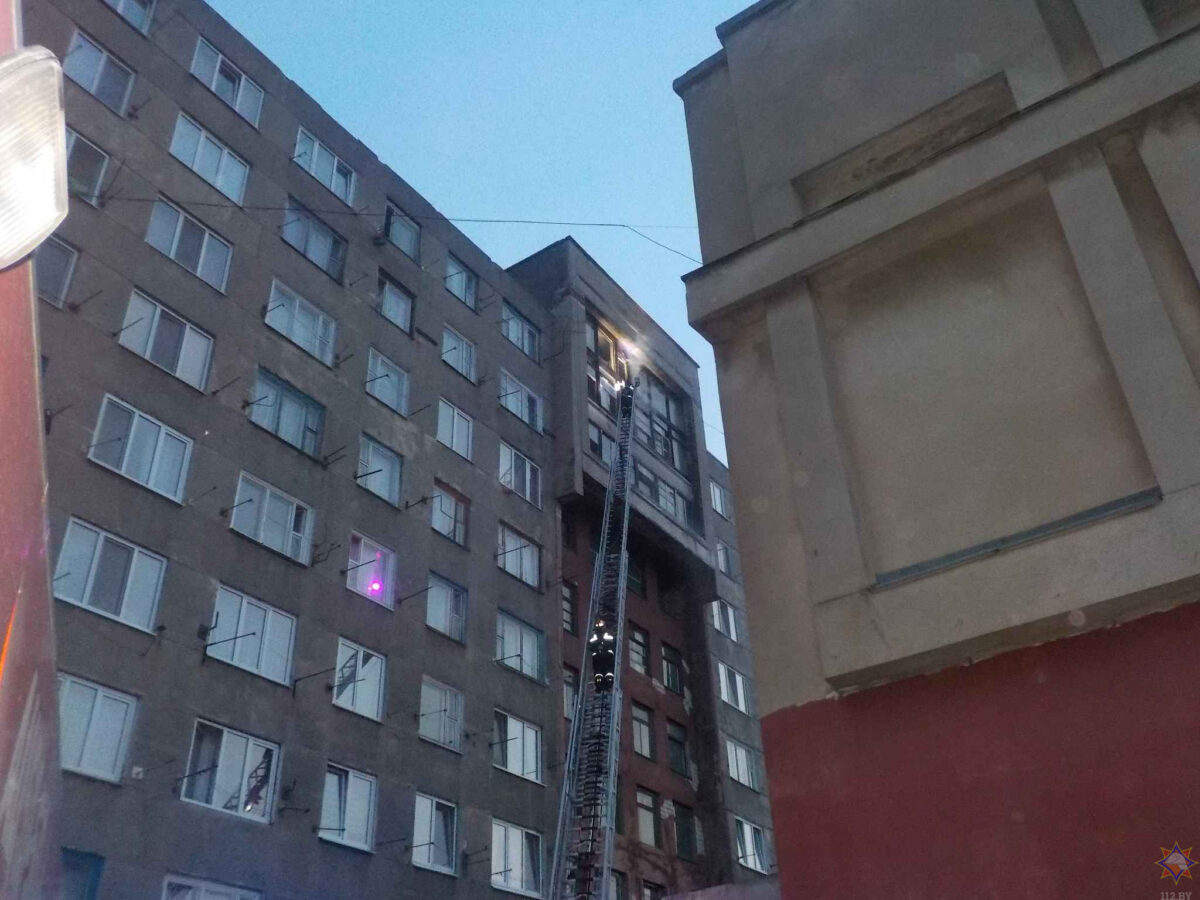 Ночью подразделения МЧС работали по сообщению о пожаре в общежитии в Бобруйске