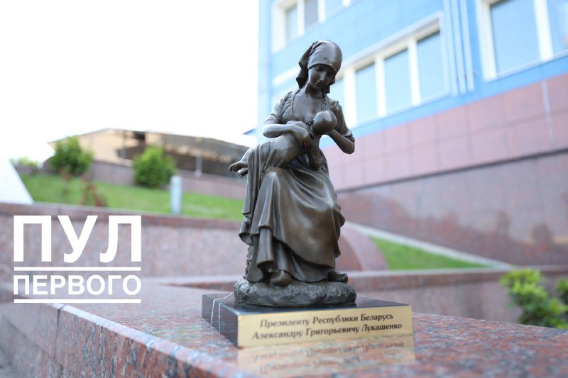 Стало известно, что Александру Лукашенко подарили на предприятии «Беллакт»