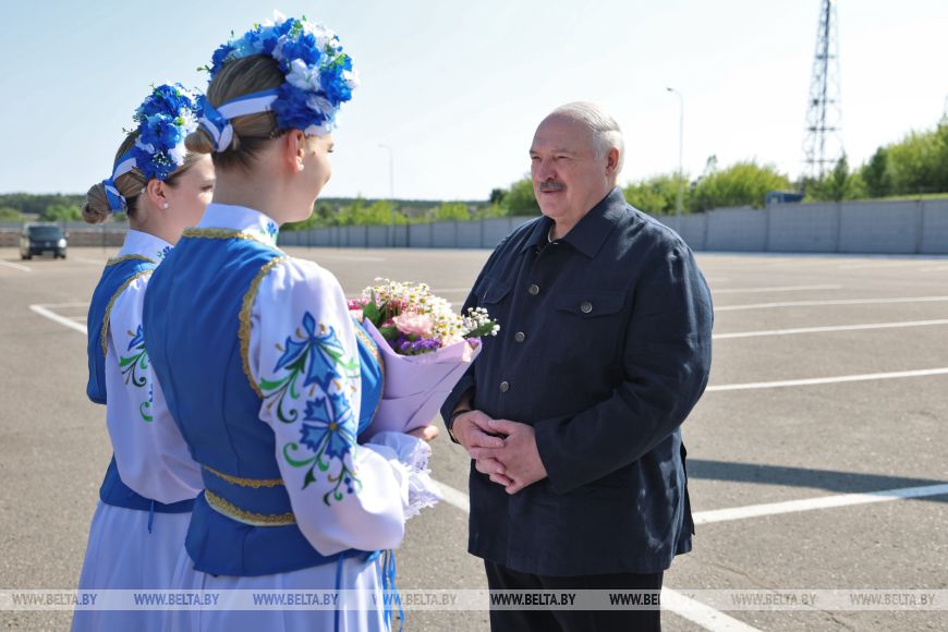 Лукашенко посещает ОАО «Беллакт», знакомится с молочной продукцией предприятий Гродненской области