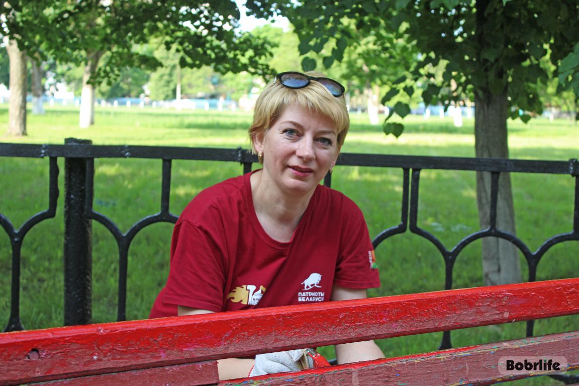 Труд на благо общества. Активисты Белорусского союза женщин подарили детям обновленную площадку