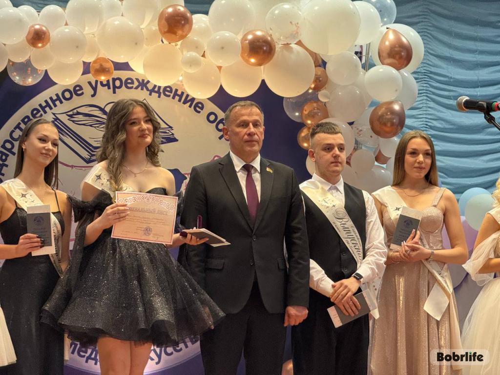 «Смело идти по жизни!» Пожелания принимали выпускники гимназии-колледжа искусств