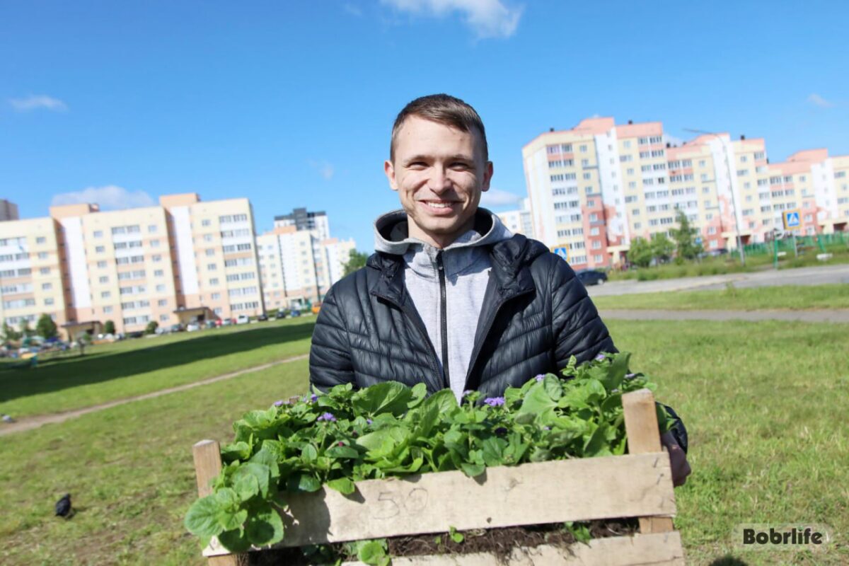 Цветочная красота. Депутаты и молодежь оформили новые клумбы в Бобруйске