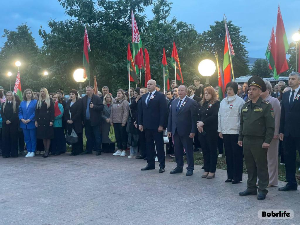 Мы замолкаем, глядя в небеса. В Бобруйске проходит митинг-реквием, посвященный Дню всенародной памяти жертв Великой Отечественной войны