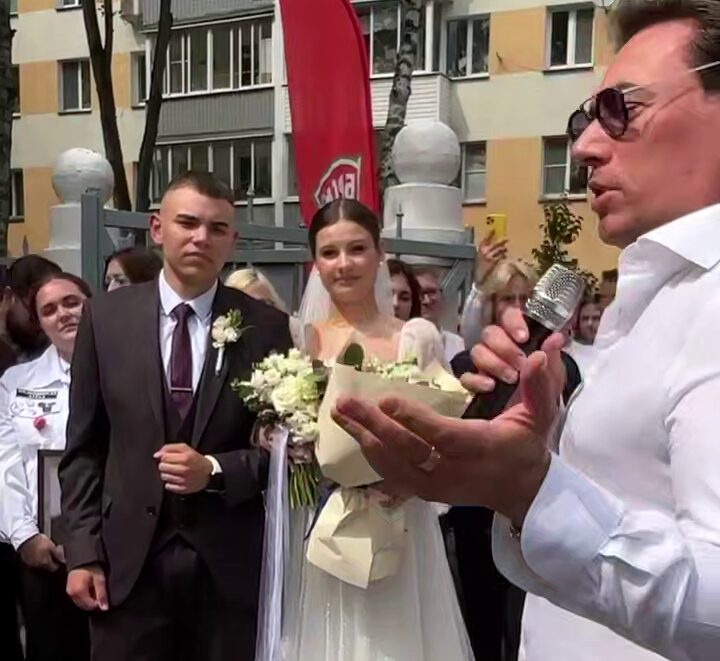Такое только на «Славянском базаре в Витебске»! Руслан Алехно поздравил молодоженов