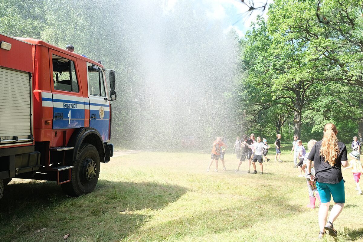 Познавательно и весело. Бобруйские спасатели побывали в палаточном лагере «Искра»