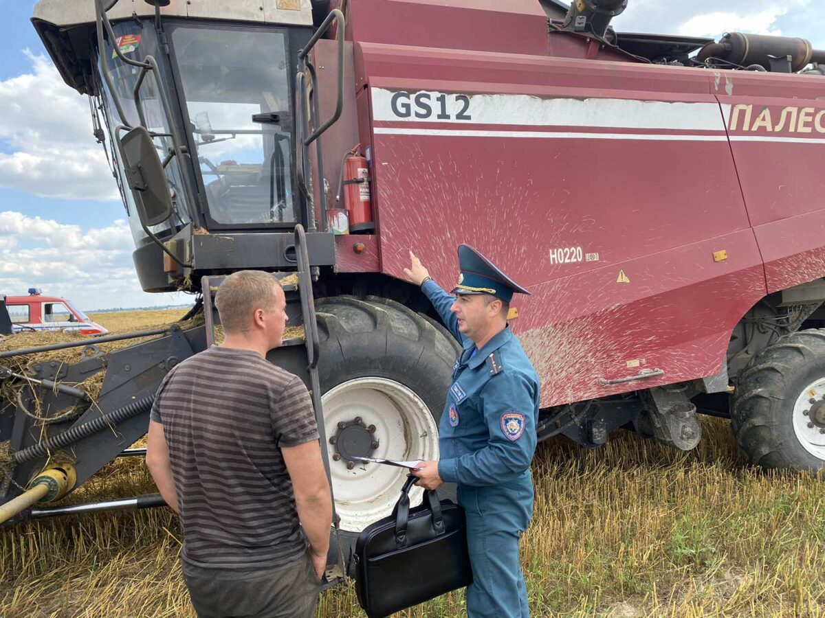 Избежать пожара во время уборочной компании. Советы МЧС