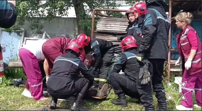 В Бобруйске спасатели помогли пенсионеру, нога которого застряла в мотокультиваторе