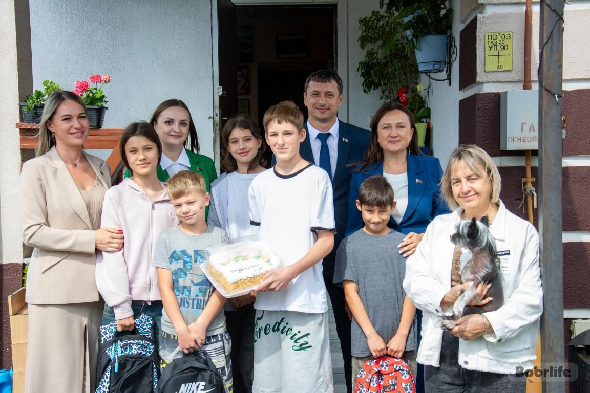 Помощь к школе. Депутаты посетили детский дом семейного типа Варичевых в преддверии нового учебного года
