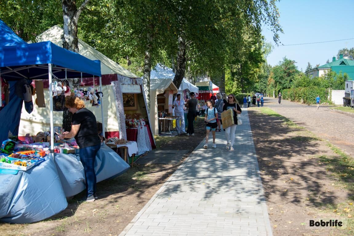 На площади у собора Александра Невского работают торговые ряды