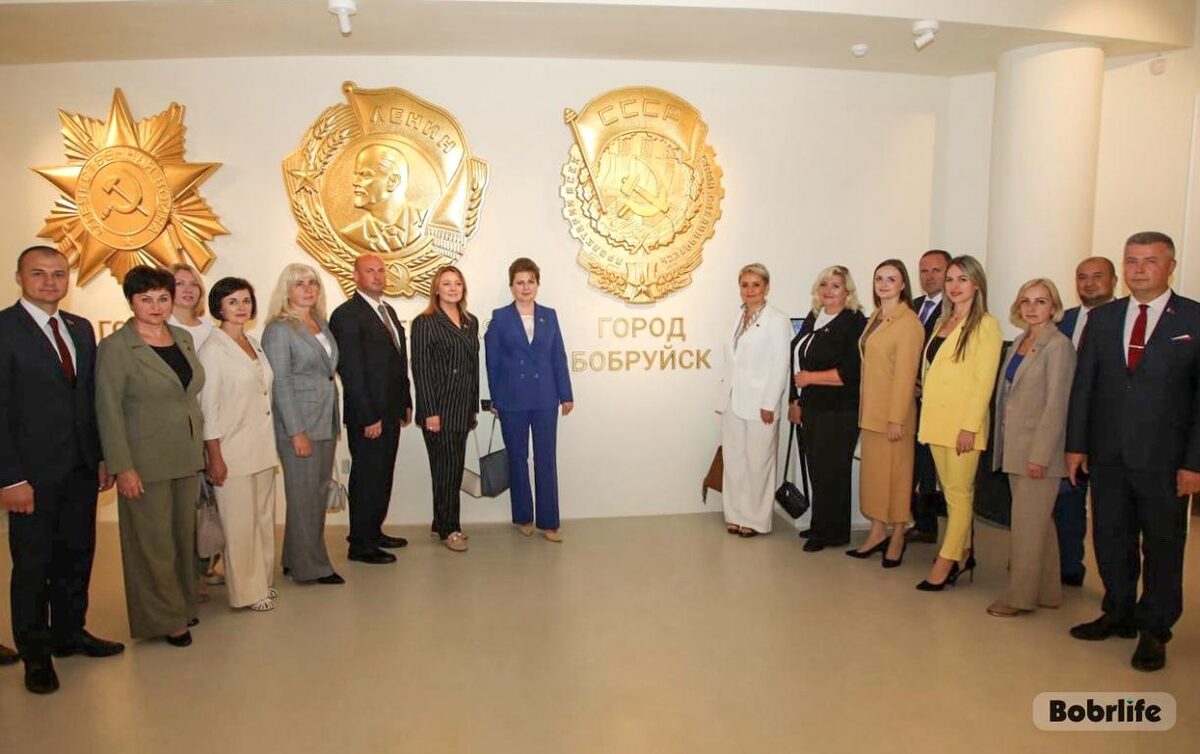 По следам истории. Депутатский корпус и молодежный актив Бобруйска посетили Музей Славы Могилевщины