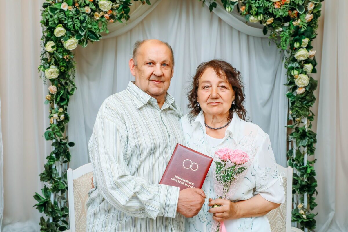 История любви длиной в 55 лет. Изумрудную свадьбу отметила семья Лазаковичей из Бобруйска