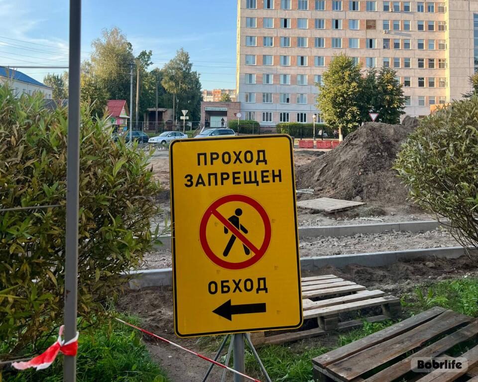 Места для автомобилей станет больше. В Бобруйске идет реконструкция парковки