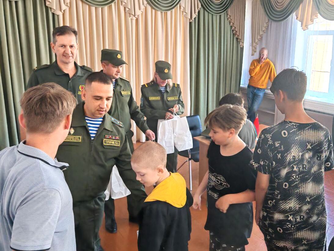 И словом, и делом. Военнослужащие поддержали акцию «Соберем детей в школу»