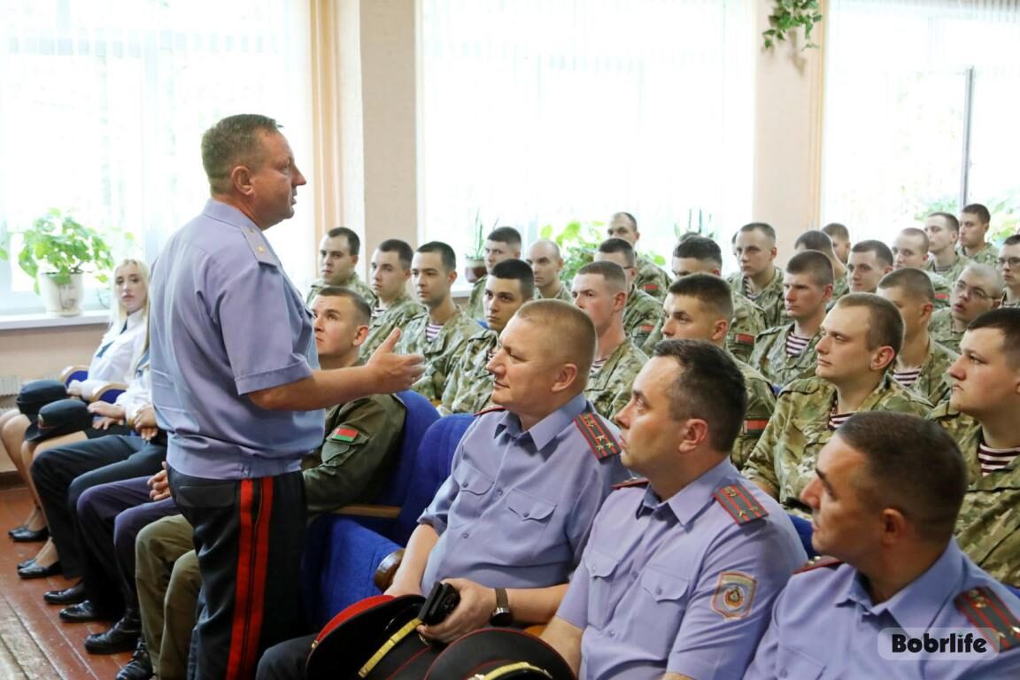Генерал-майор Департамента охраны обсудил перспективы службы с военнослужащими-срочниками