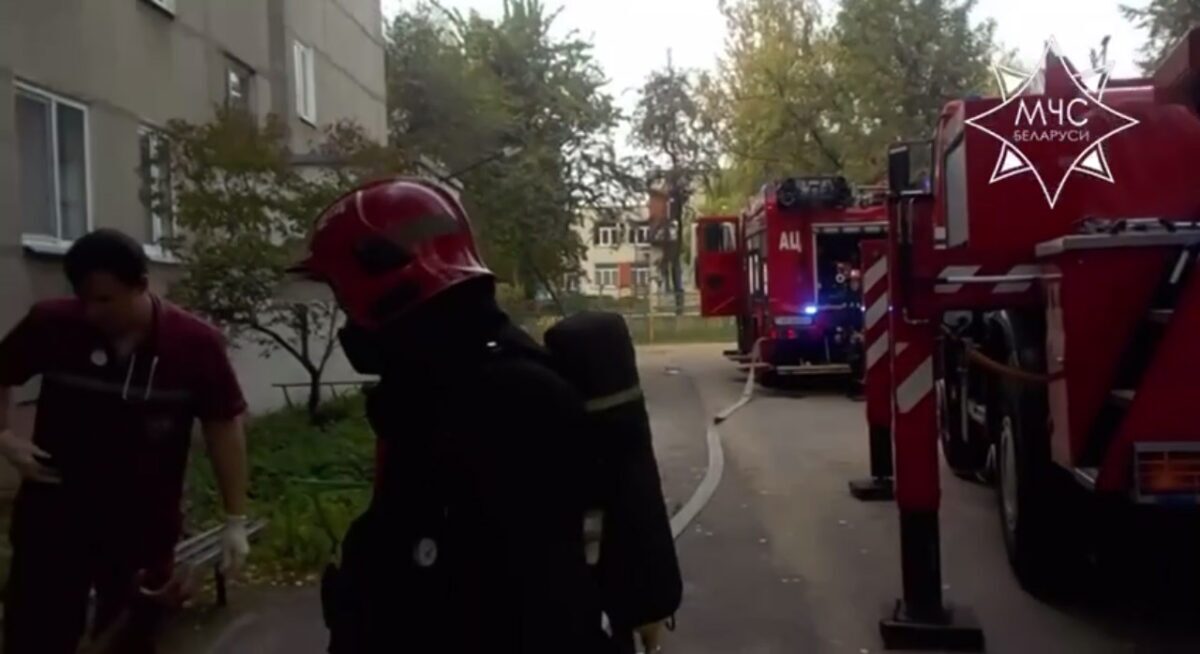 В Бобруйске спасатели вынесли из горящей квартиры мужчину