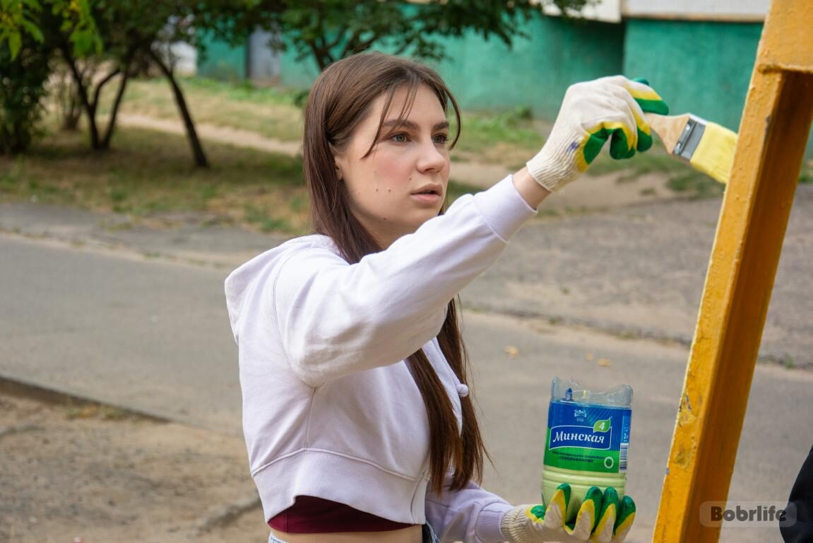 Добавить ярких красок. Члены Молодежного совета облагородили детскую площадку
