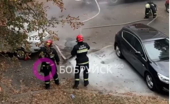 Огненный автомобиль. В Бобруйске на улице Михася Лынькова горела машина