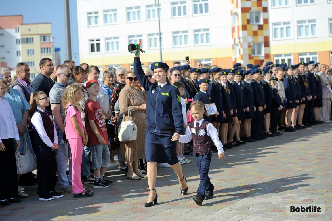 В страну знаний. Торжественная линейка прошла в СШ №35 им. П.И. Батова