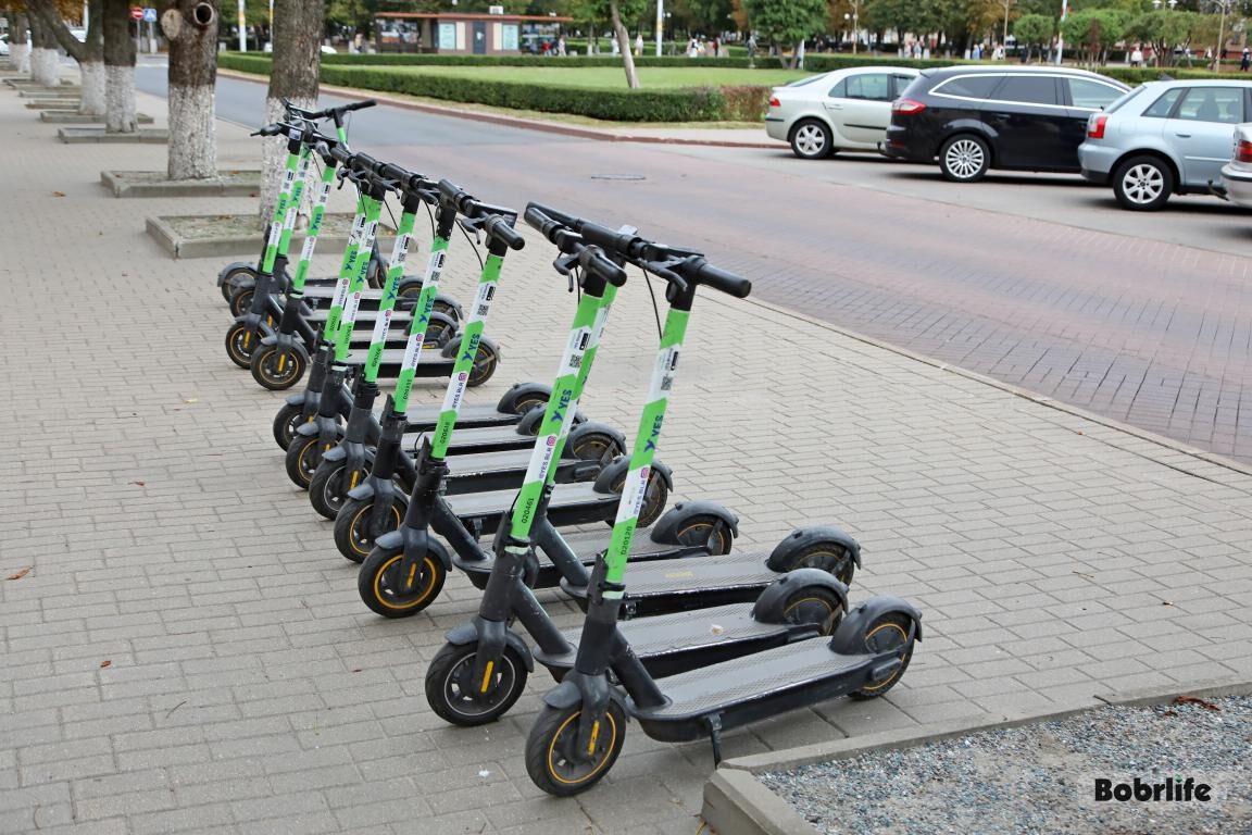 Хоть СПМ, хоть СИМ – пощады просим! Средства индивидуальной мобильности выживают нас с тротуаров?