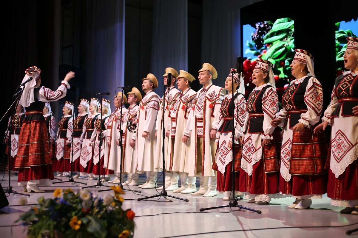 С песней по жизни. Народный хор им. В.Е. Балаханова из Бобруйска празднует полувековой юбилей