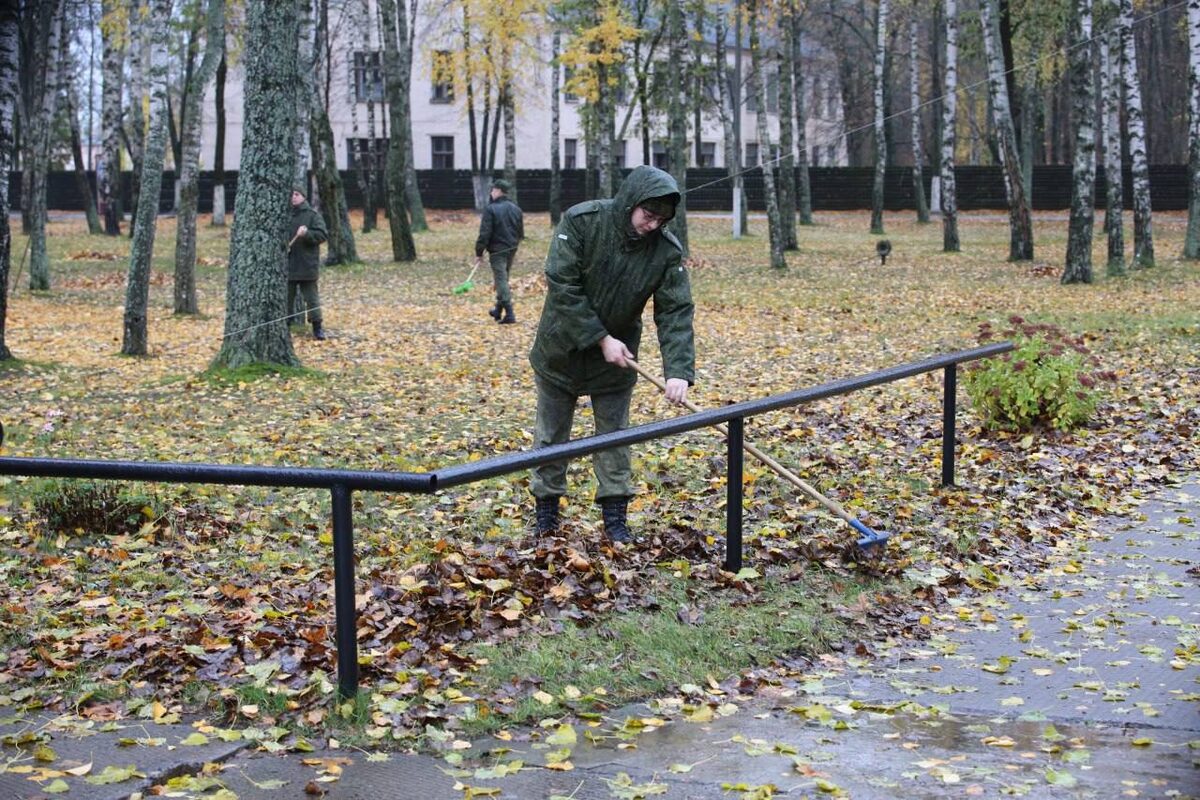 Плечом к плечу. 83-й инженерно-аэродромный полк участвует в республиканском субботнике несмотря на непогоду