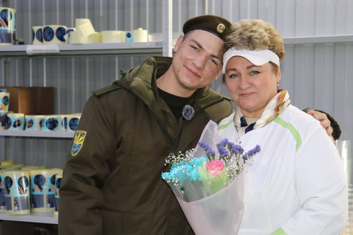 Военнослужащие инженерно-аэродромного полка поздравили своих мам с праздником