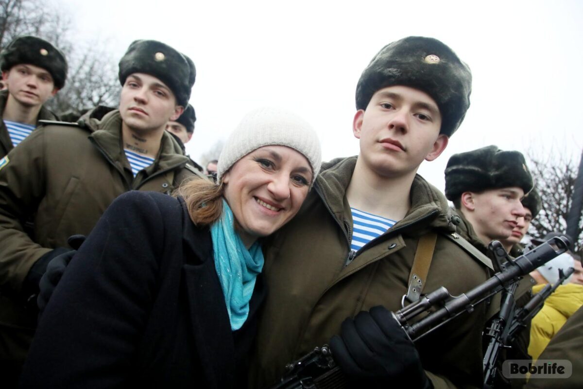 Торжество долга и памяти. На площади Победы в Бобруйске новобранцы приняли присягу