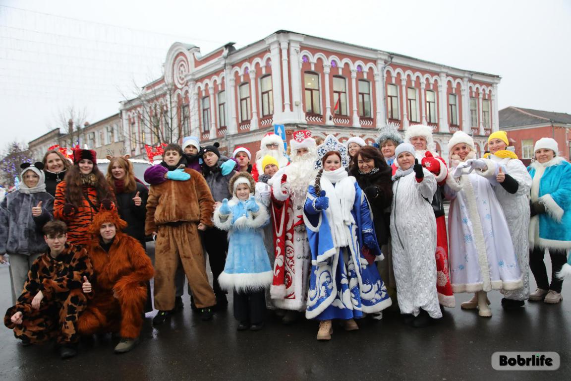 Пусть будет много позитивных и ярких моментов! Бобруйчане поздравляют с Новым годом