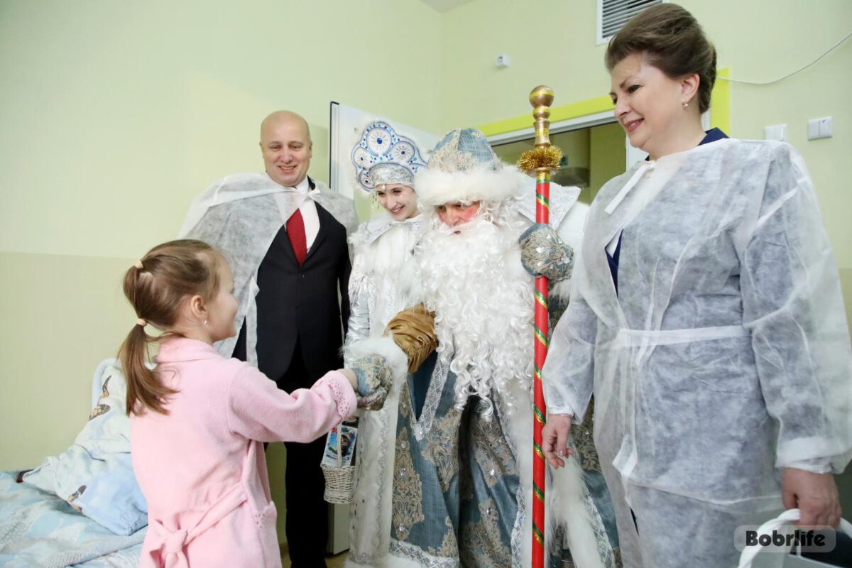 Сказка для каждого. Поздравления с Новым годом получили ребята в Бобруйской городской детской больнице