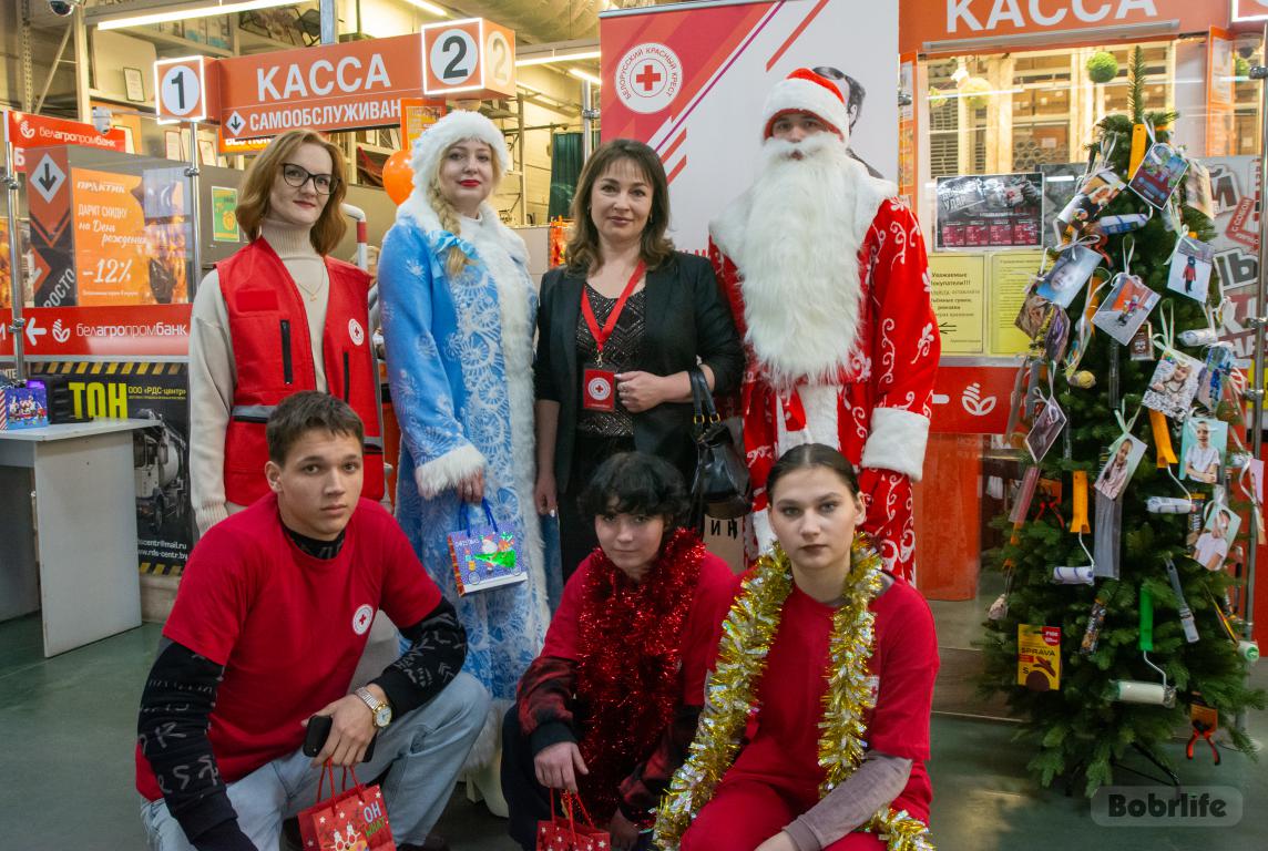 Желание обязательно исполнится. В строймаркете «Практик» работает благотворительная «Елка желаний»
