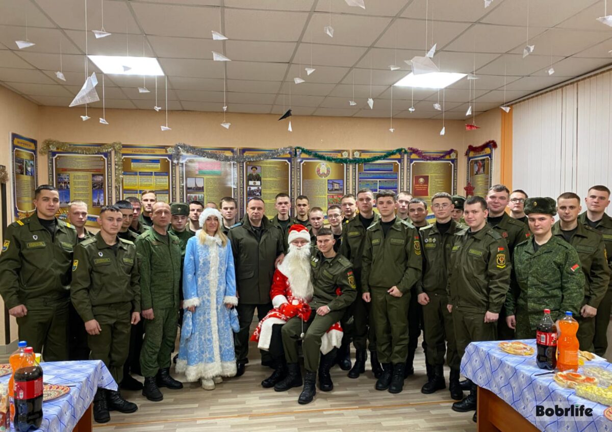 Новый год — на службе Родине: командир 83-го полка лично поздравил военнослужащих с наступающим