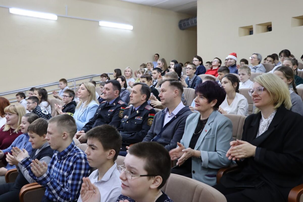 Подарки, сказка и немного волшебства. Бобруйские милиционеры заглянули в специальную школу