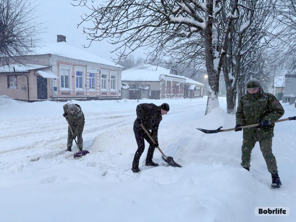 Фотофакт. Военные сражаются с последствиями циклона «Улли» на улицах Бобруйска
