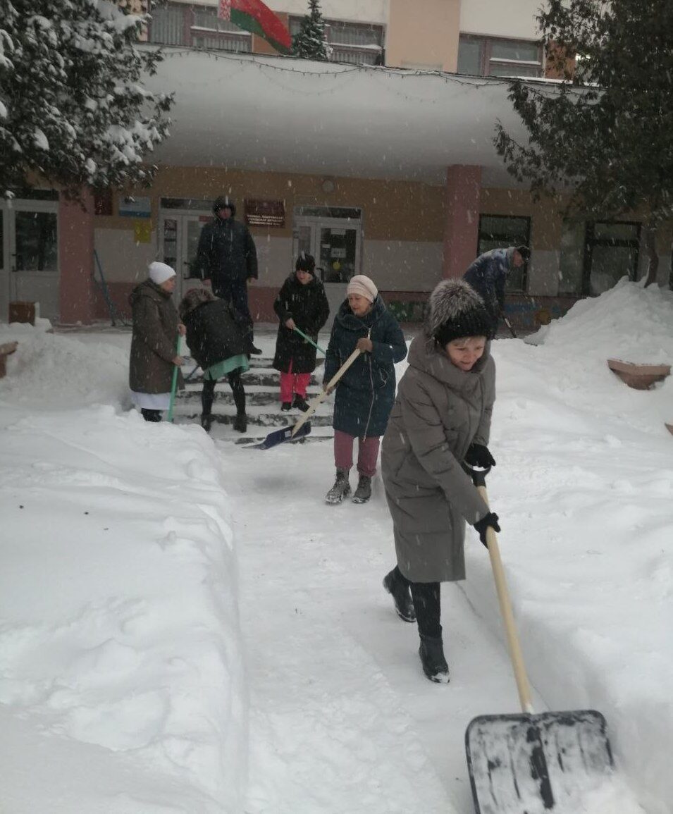 Вместе против снежного натиска. Медработники Бобруйска присоединились к уборке снега