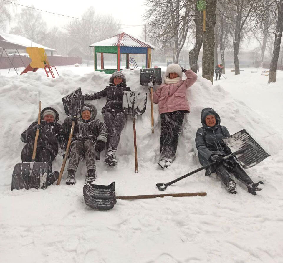 Рвет тренды соцсетей! Бобруйчанка запустила челлендж по уборке снега