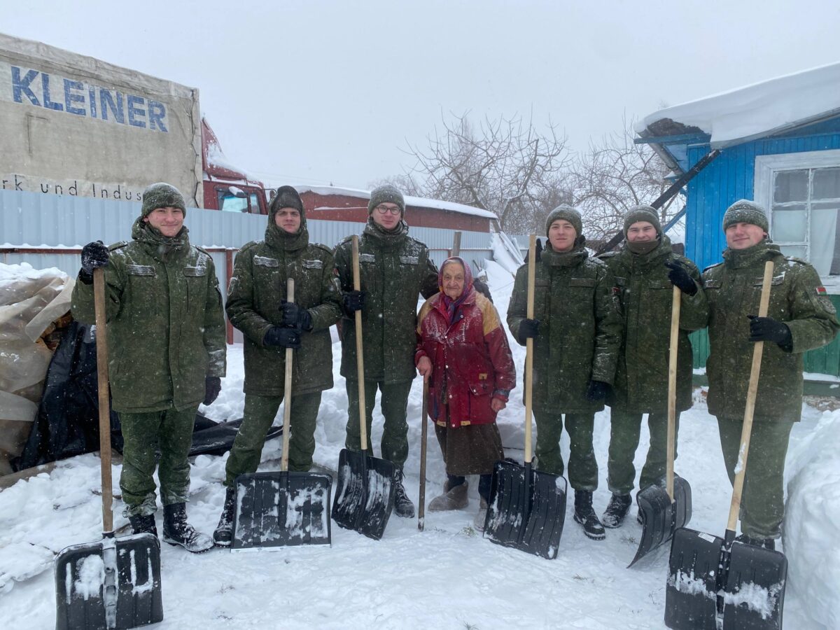 Снег не пройдет! Военнослужащие 83-го полка из числа активистов БРСМ помогли бобруйской пенсионерке