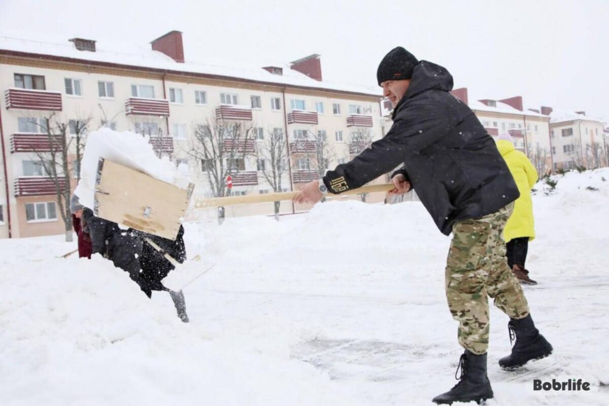 Личный пример для города. Мэр Бобруйска присоединился к уборке снега