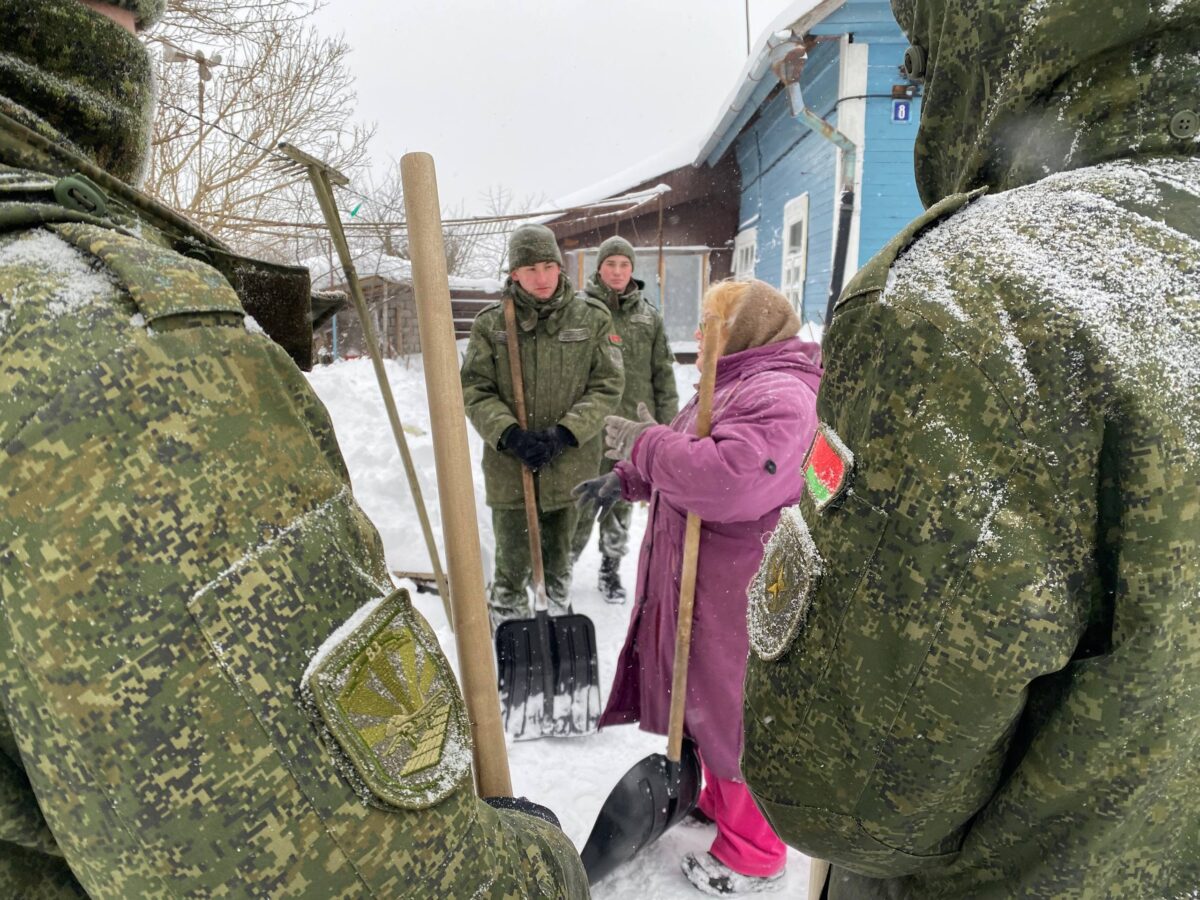Щит страны и опора для людей: военные Бобруйска помогли ветерану Великой Отечественной войны