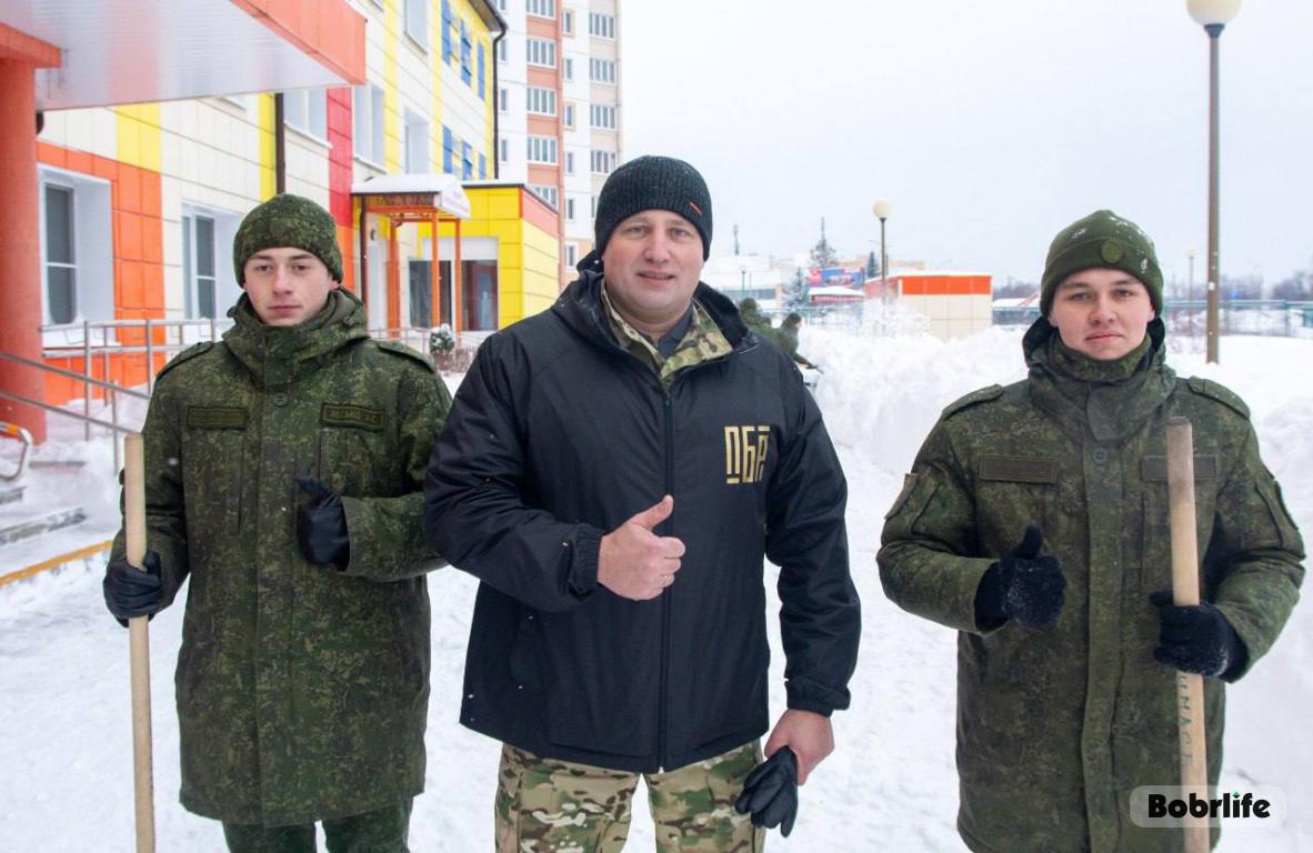 Личным примером. Максим Гурин обеспечил «Чистый двор» Бобруйской городской детской больнице