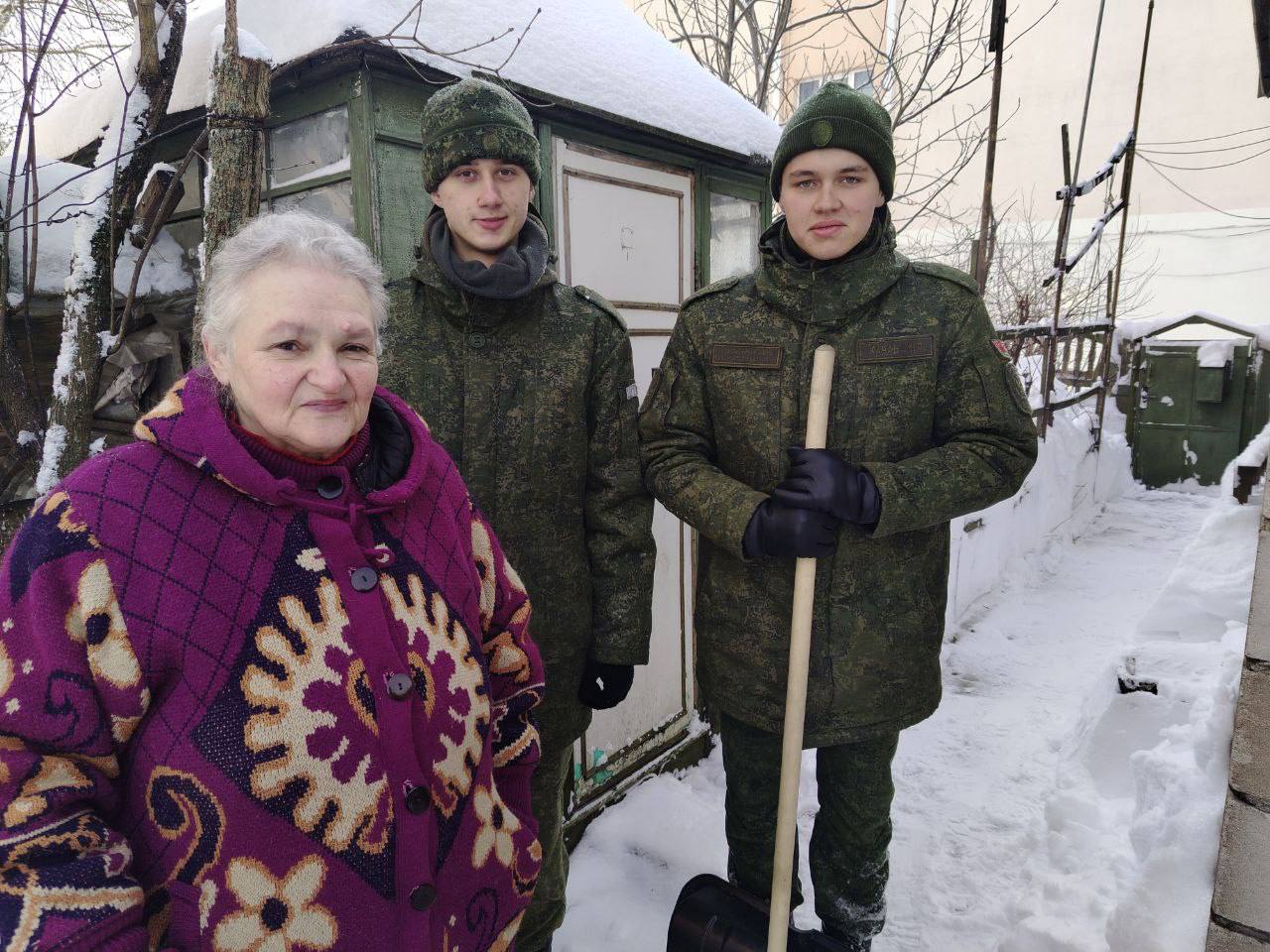 Активисты БРСМ в погонах. Как военнослужащие помогают Бобруйску справляться со снегом