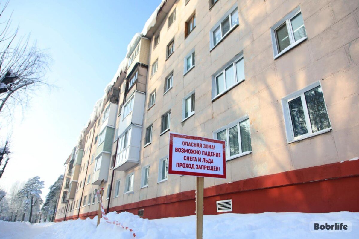 Опасная красота. Коммунальщики Бобруйска очищают крыши от снега и сосулек