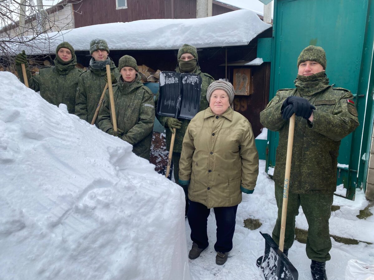 Снег отступает перед заботой. Бобруйские военнослужащие продолжают помогать пожилым