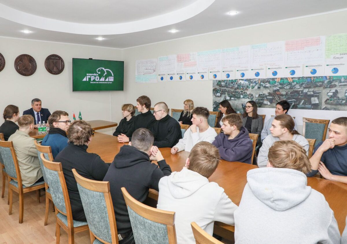 Первая работа. Виталий Власевич встретился с молодыми специалистами «Бобруйскагромаша»