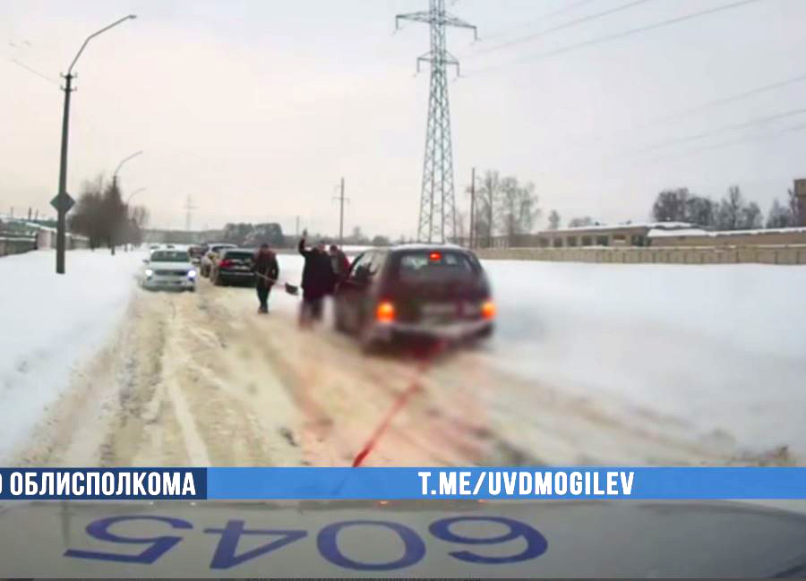 Не оставили в беде. В Бобруйске патрульные помогли автомобилистке, застрявшей в снегу