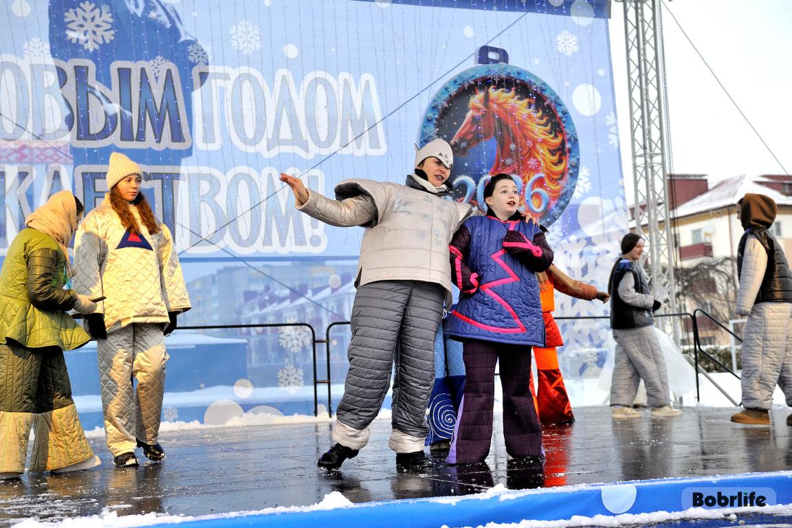 Наш фоторепортаж. Театрализованное представление «Сказочный патруль и волшебное новогоднее приключение» прошло на площади Ленина в Бобруйске