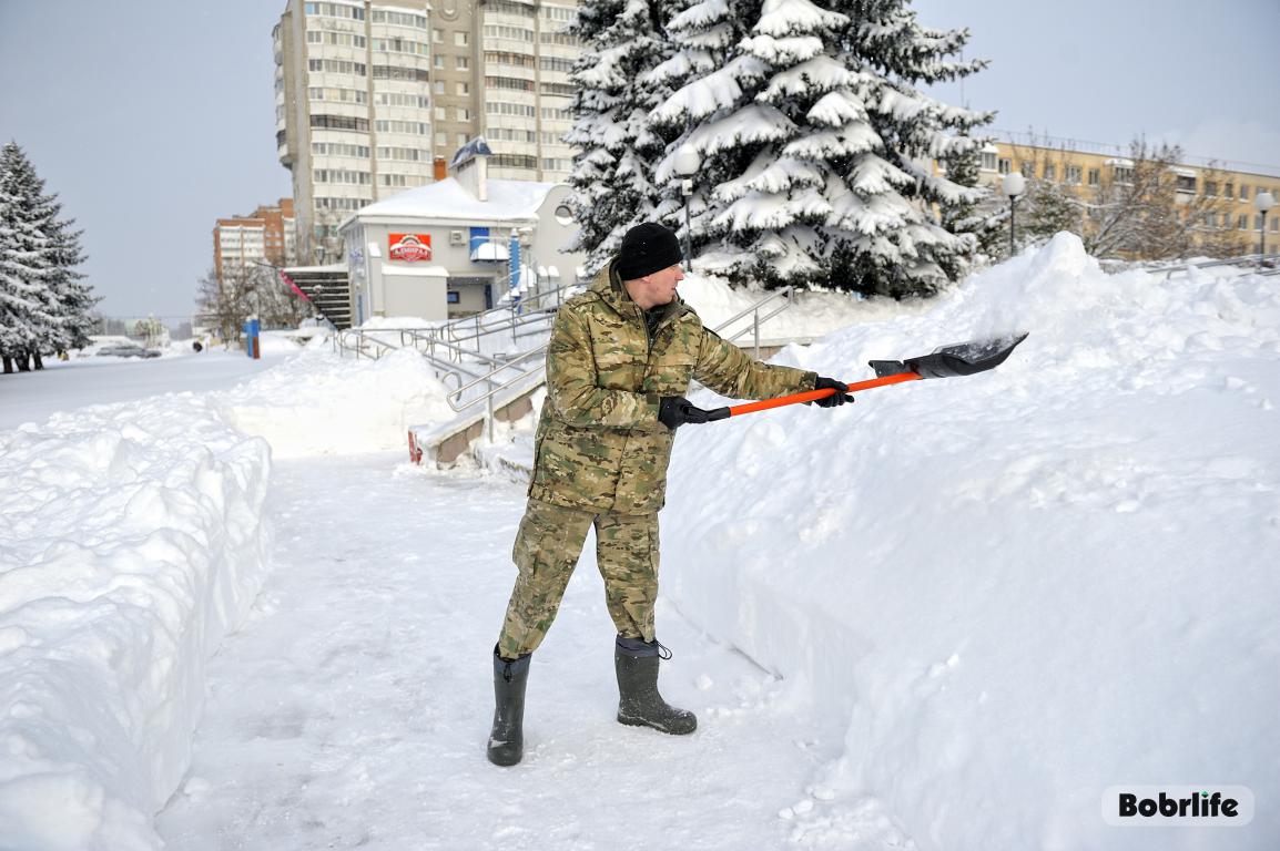 Армейская помощь городу: военнослужащие в/ч 5527 Бобруйска вышли на борьбу со снежными заносами