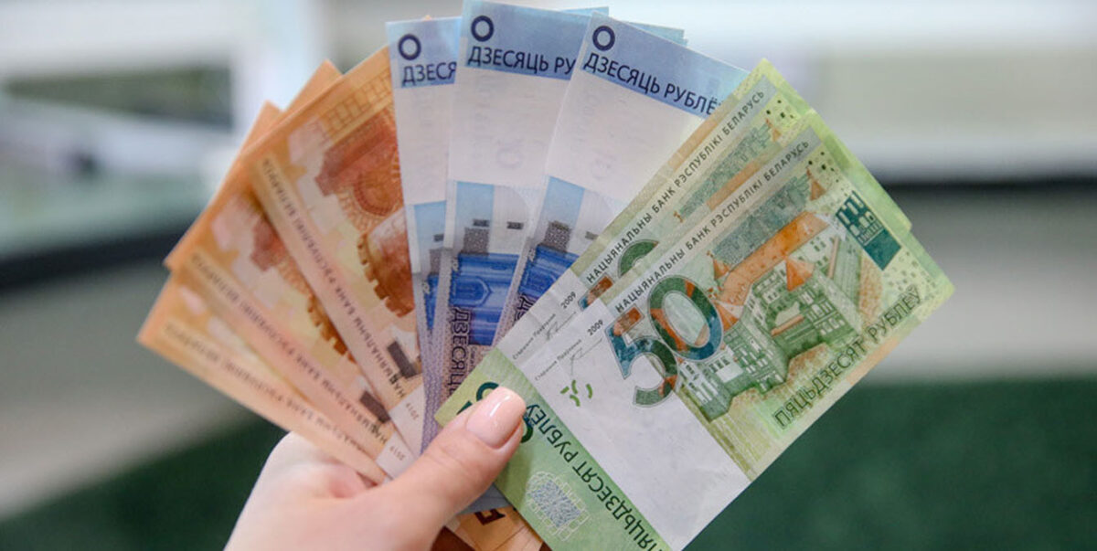 Названа средняя зарплата белорусских учителей