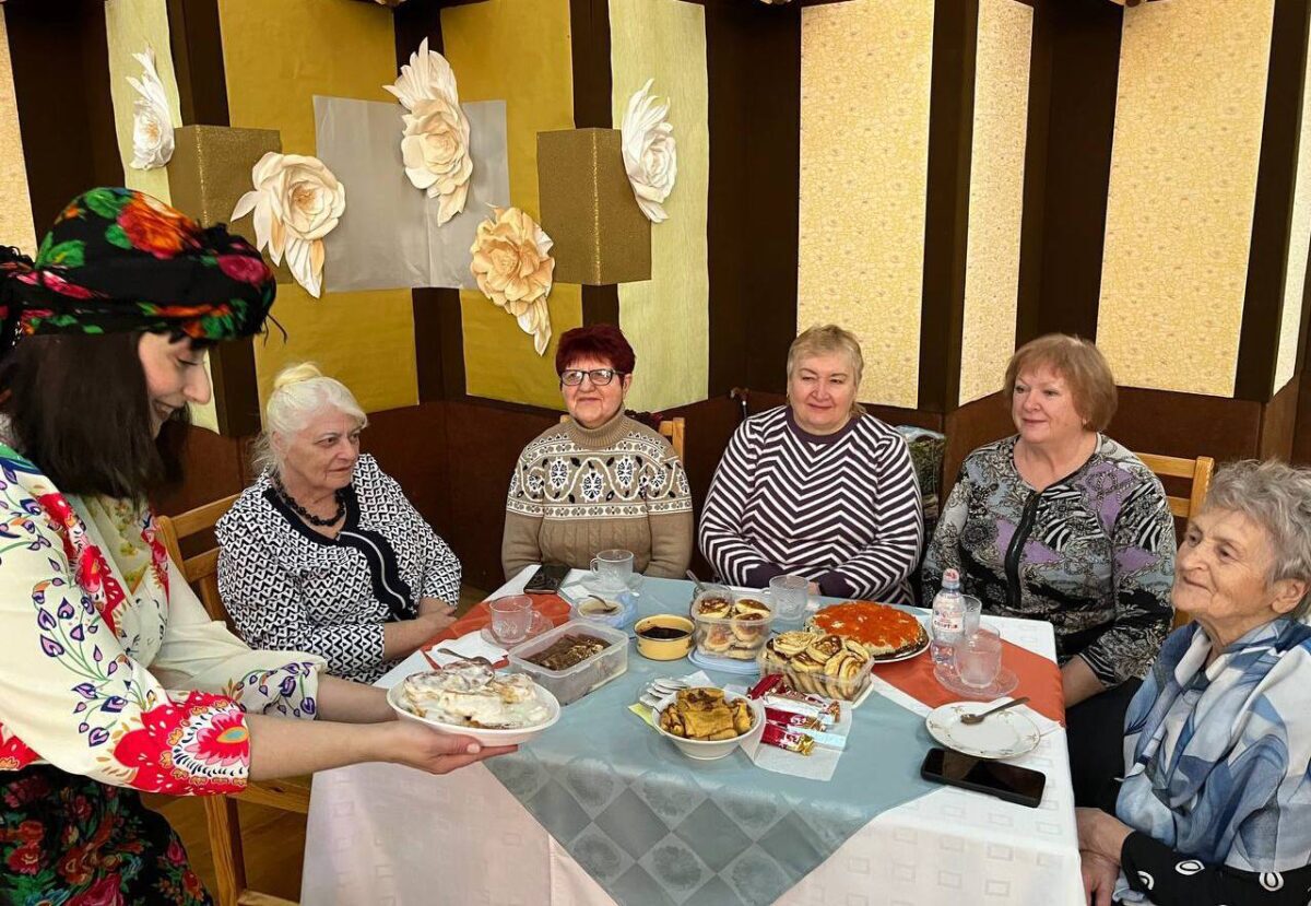 С хороводами и блинами. В Центре досуга и творчества Бобруйска празднуют Масленицу